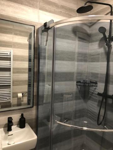Bedroom With Bathroom Shower Split Dış mekan fotoğraf